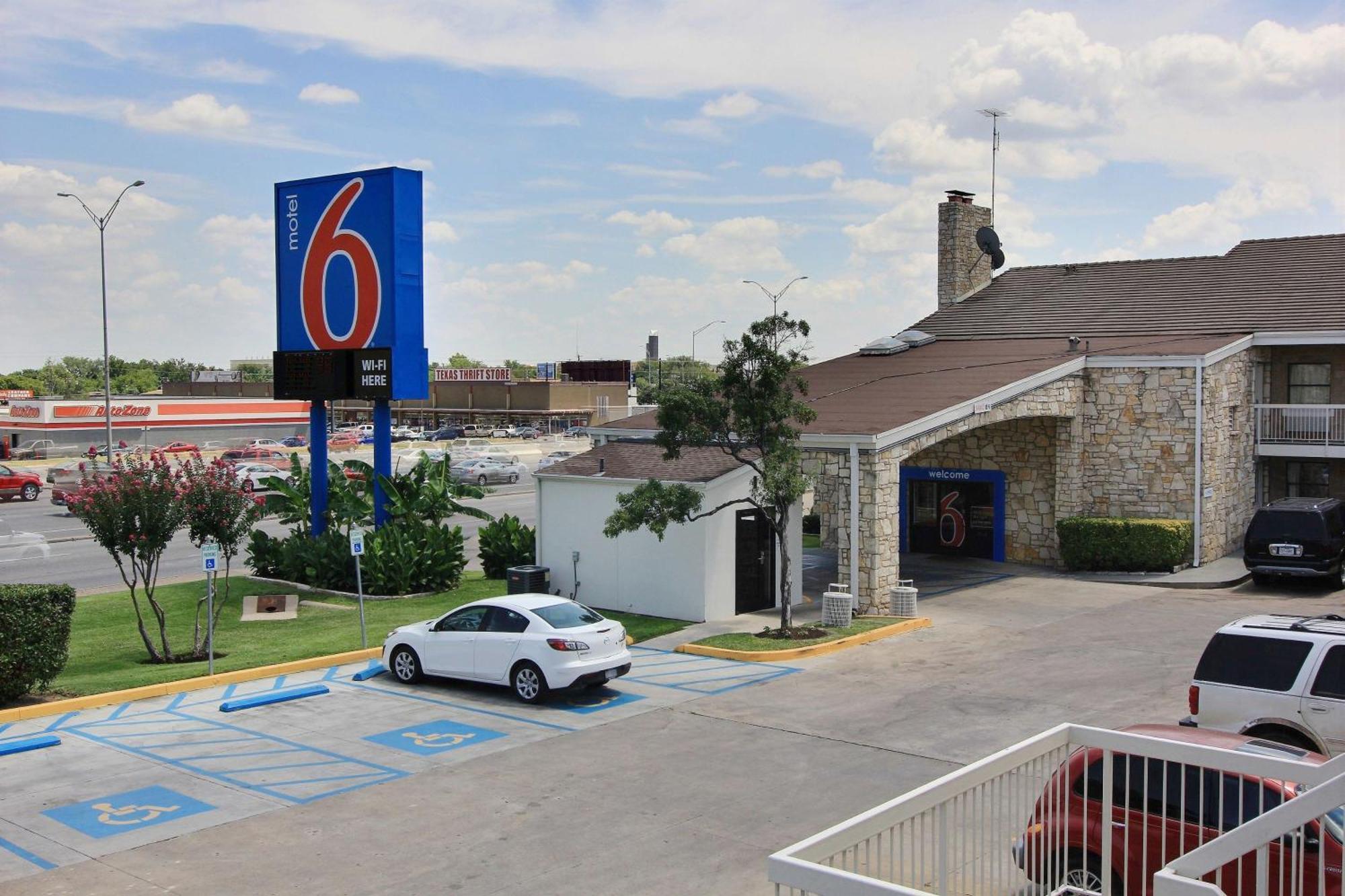 Motel 6 Austin, Tx - Central Downtown Ut Extérieur photo